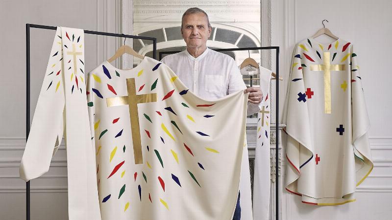 La chasuble de Castelbajac pour Notre-Dame, un exemple de design liturgique avant-gardiste et coloré